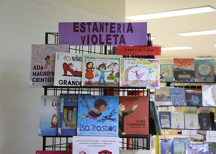 La Biblioteca Pública Municipal ya cuenta con la ‘Estantería Violeta Juvenil’