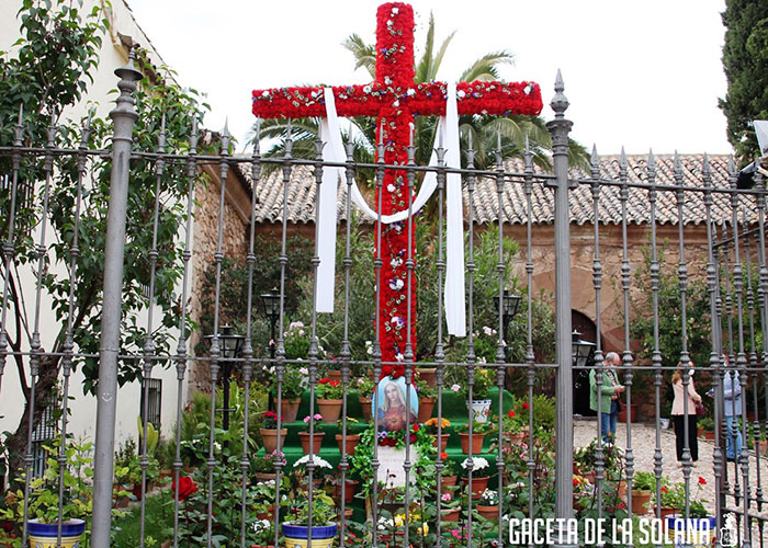 Vistosa Cruz de Mayo en la ermita de San Sebastián de La Solana