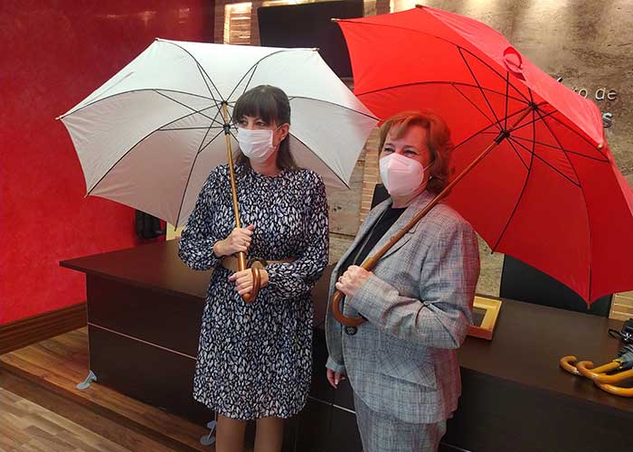 Los paraguas solidarios de Valdepeñas se ponen a la venta a beneficio de AFAD