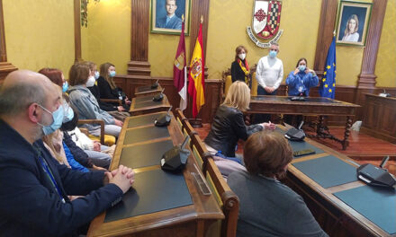 El alcalde de Valdepeñas recibe a un grupo de docentes y alumnado polaco de intercambio con el IES Francisco Nieva