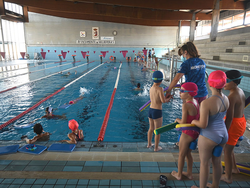 250 niños y niñas participarán este verano en los cursos de iniciación y aprendizaje de natación en Valdepeñas