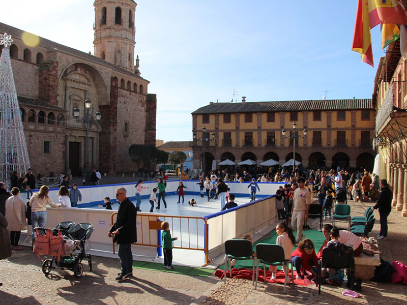 La pista de hielo volvió a ser la estrella de la navidad en La Solana