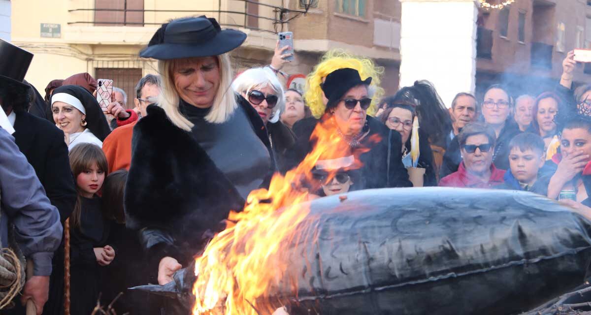 <strong>Repartidas 2.000 pastas de ‘Doña Sardina’ tras su incineración</strong>