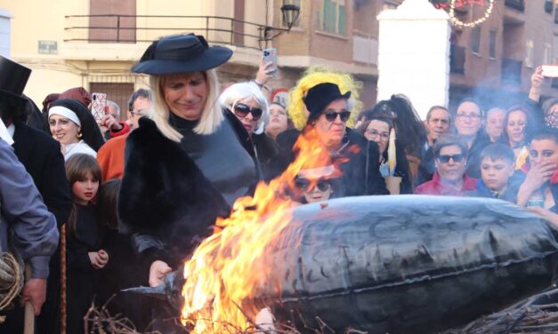 <strong>Repartidas 2.000 pastas de ‘Doña Sardina’ tras su incineración</strong>