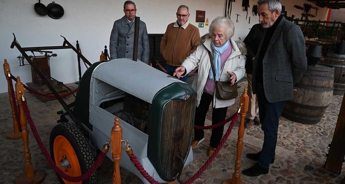 <strong>La primera mula mecánica, invento valdepeñero, es donada al Museo del Vino de Valdepeñas</strong>
