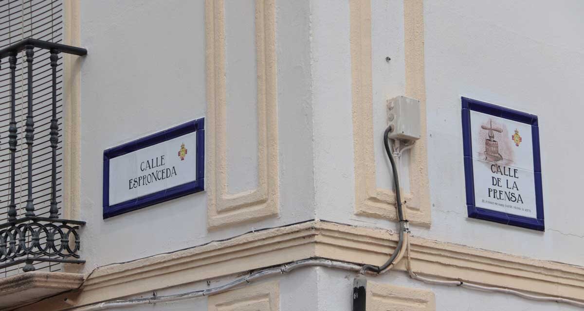 <strong>Las nuevas placas cerámicas ya embellecen el casco histórico de Manzanares</strong>