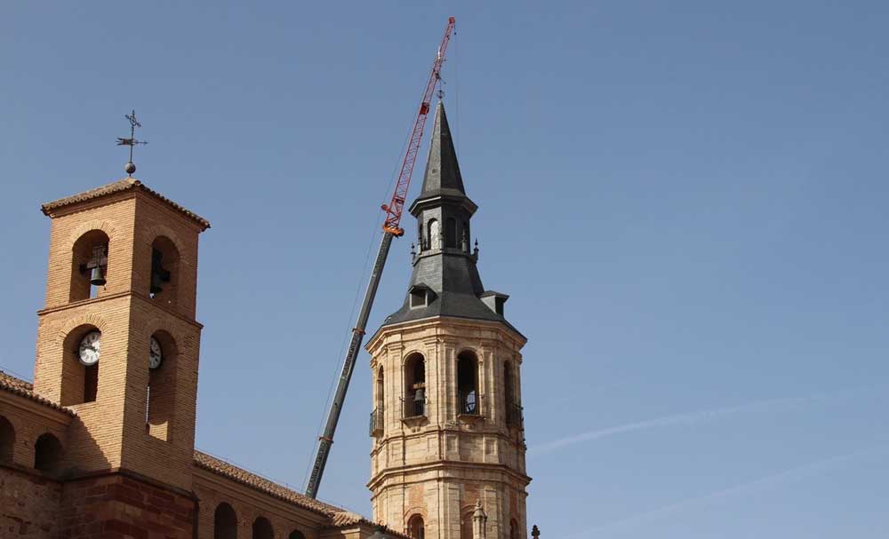 La torre de Santa Catalina luce nuevo pararrayos y restaura sus campanas