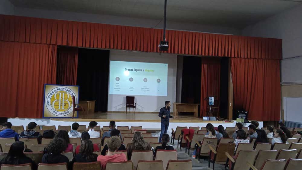 Servicios Sociales imparte una charla a un centenar de jóvenes sobre sustancias tóxicas y adicciones