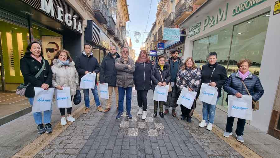 Los ganadores de los 4.000 euros de ‘Valdepeñas te regala Navidad’ comienzan sus compras