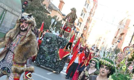 Récord para el desfile de carrozas y comparsas de Valdepeñas: 1.500 personas y 21 peñas desfilarán este martes