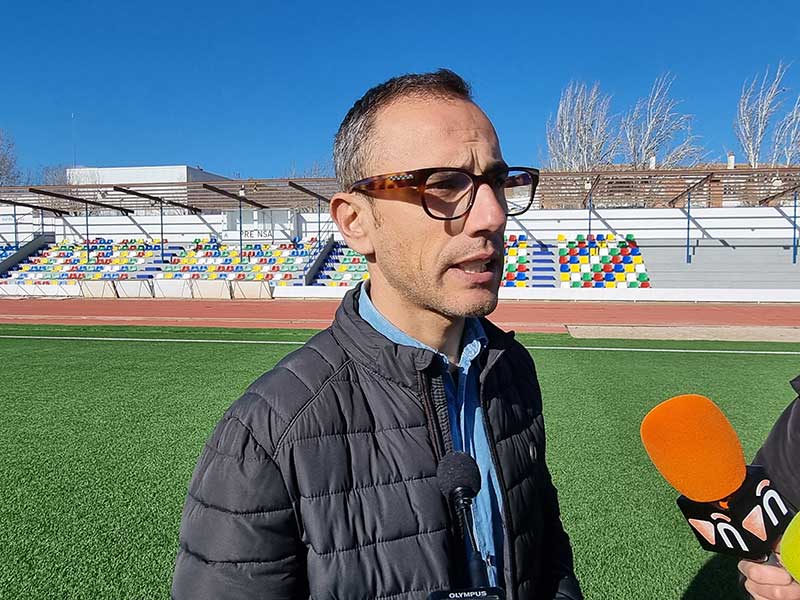 La Molineta renueva la cubierta de sus gradas y en breve comenzará las obras de la pista de atletismo