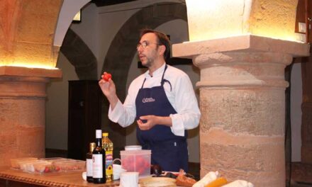 El chef con una Estrella Michelín José Antonio Medina imparte un Taller de Cocina Saludable promovido por la Universidad Popular de Villanueva de los Infantes