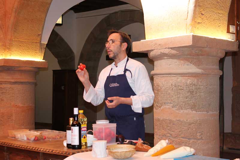 El chef con una Estrella Michelín José Antonio Medina imparte un Taller de Cocina Saludable promovido por la Universidad Popular de Villanueva de los Infantes