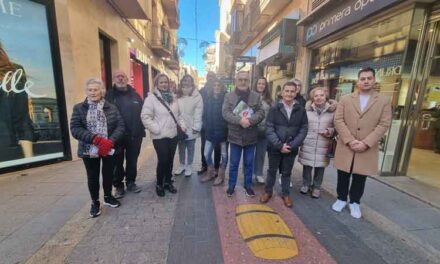 Los ganadores de ‘Valdepeñas te regala Navidad’ comienzan sus compras en el comercio local