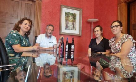 Martín conoce el proyecto formativo de elaboración de vino del IES Gregorio Prieto de Valdepeñas