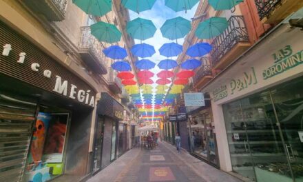 Valdepeñas se llena de color con sus ya tradicionales paraguas veraniegos