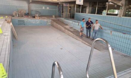 La piscina cubierta de Los Llanos de Valdepeñas mejora la accesibilidad de su vaso pequeño