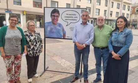 La Plaza Constitución acoge una exposición que pretende derribar estereotipos sobre la discapacidad
