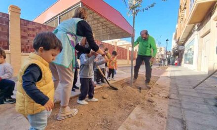 Escolares participan en la plantación del nuevo bulevar de la calle Bataneros