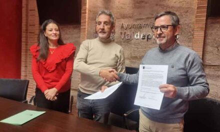 Valdepeñas renueva el convenio con Cáritas y aporta 46.000 euros para apoyar programas sociales