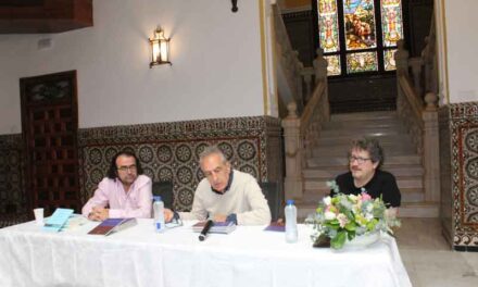 El Palacio de Melgarejo ha sido escenario de una jornada literaria única, en la que se ha celebrado la presentación del poemario XANTHOS de Joaquín Fernández de Silva