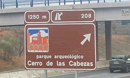 El Parque Arqueológico Cerro de las Cabezas de Valdepeñas estrena nueva señalética en la A4 como reclamo visual