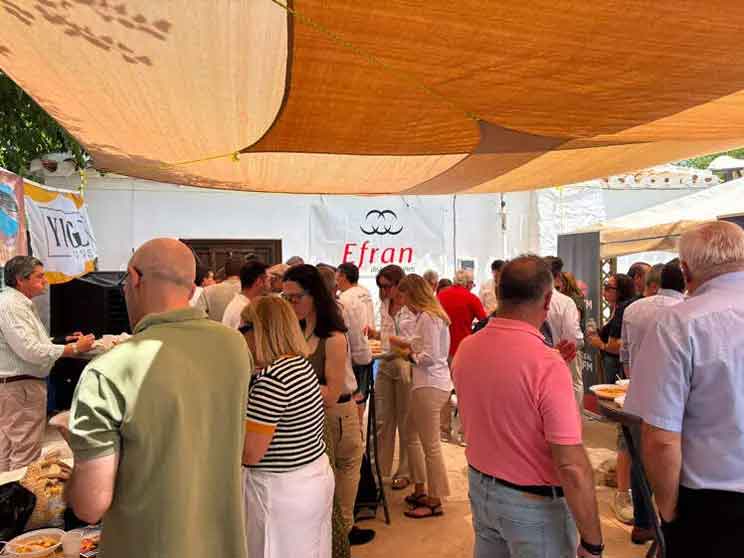 Stand de Ayer&hoy a rebosar en la comida ofrecida en Fercam 2026