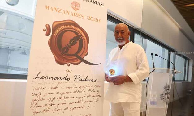 Leonardo Padura recibe en Manzanares el premio Esencia de Quijote 2026