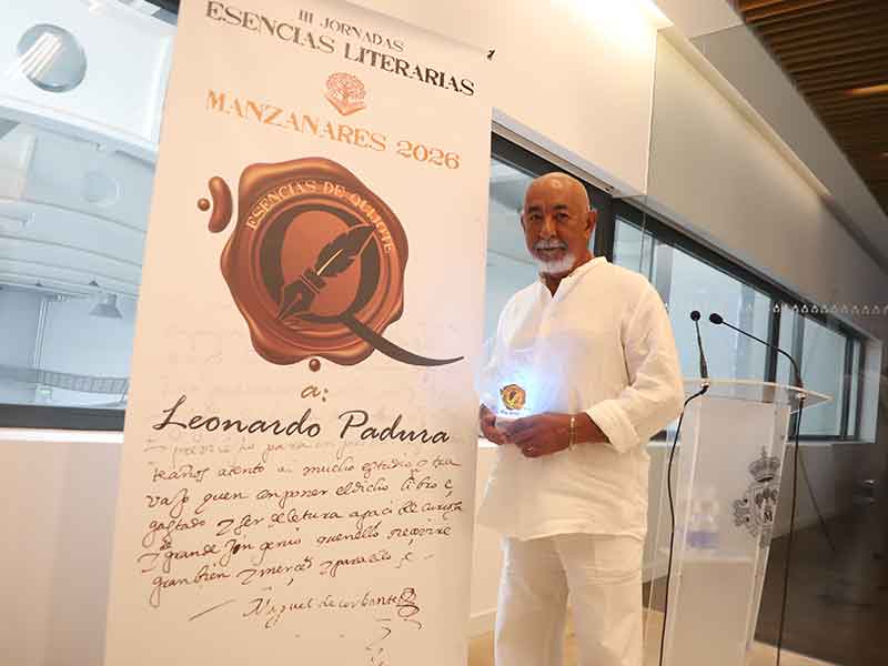 Leonardo Padura recibe en Manzanares el premio Esencia de Quijote 2026