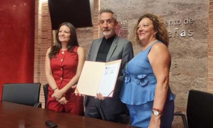 Martín suscribe un convenio con Cruz Roja para atender las necesidades básicas de familias en riesgo de exclusión