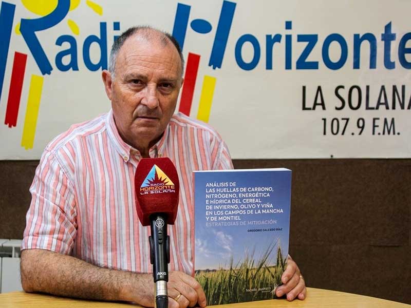 Gregorio Salcedo defiende una agricultura más rentable y sostenible en su nuevo libro sobre la huella ambiental
