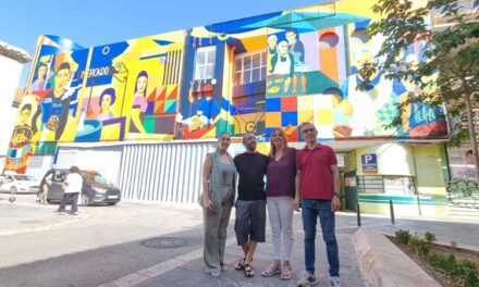 Un mural de 16 metros de altura recupera los rostros y recuerdos del mercado municipal de Valdepeñas