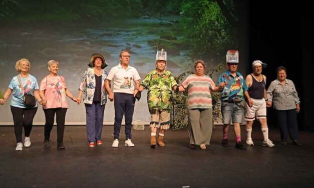 Valdepeñas conmemora el Día Internacional de las Personas de Edad con teatro, un desfile de moda y un reconocimiento a María Sánchez Díaz