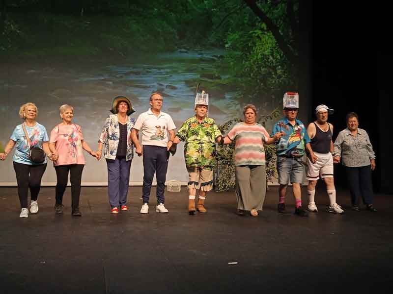 Valdepeñas conmemora el Día Internacional de las Personas de Edad con teatro, un desfile de moda y un reconocimiento a María Sánchez Díaz