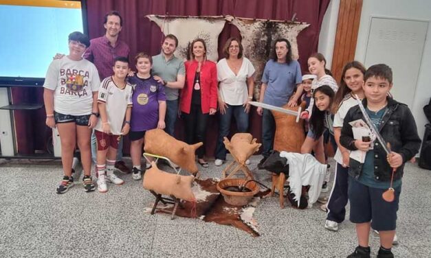 Valdepeñas pone en valor la artesanía tradicional con un taller didáctico sobre el oficio del botero