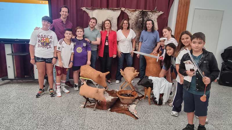 Valdepeñas pone en valor la artesanía tradicional con un taller didáctico sobre el oficio del botero